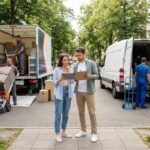 Pracownicy firmy przeprowadzkowej zabezpieczają i transportują meble podczas przeprowadzki domu lub biura