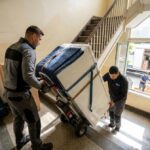 Przeprowadzki mieszkań i biur – załadunek zabezpieczonych mebli do samochodu transportowego
